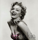 Marylin Monroe posando sonriente maquillada y peinada