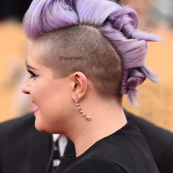 Kelly Osbourne luciendo un peinado estilo 'punk' en la alfombra roja de los Premios SAG 2015