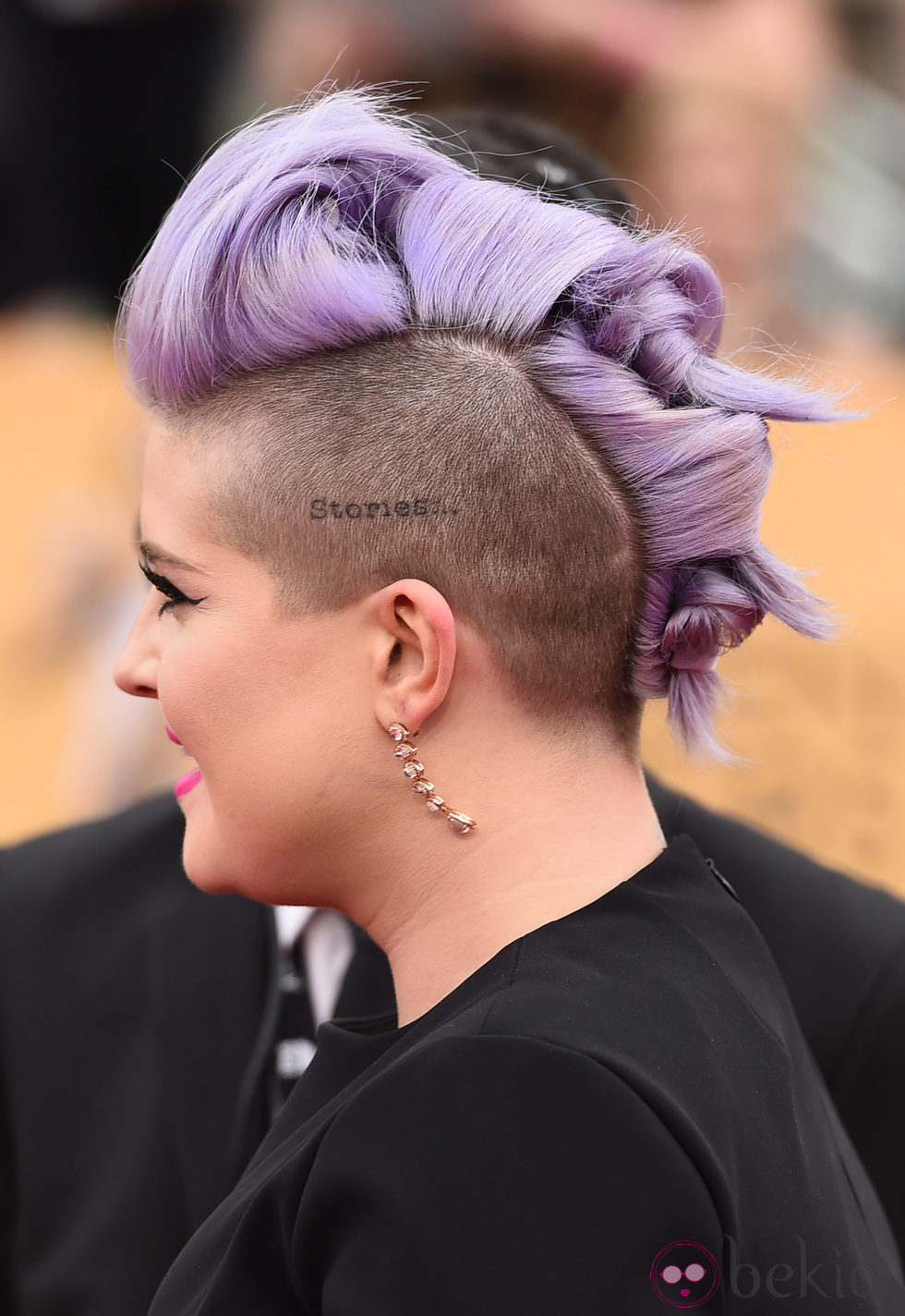 Kelly Osbourne luciendo un peinado estilo 'punk' en la alfombra roja de los Premios SAG 2015