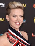 Scarlett Johansson luciendo su nuevo corte de pelo en la gala G'Day USA 2015 