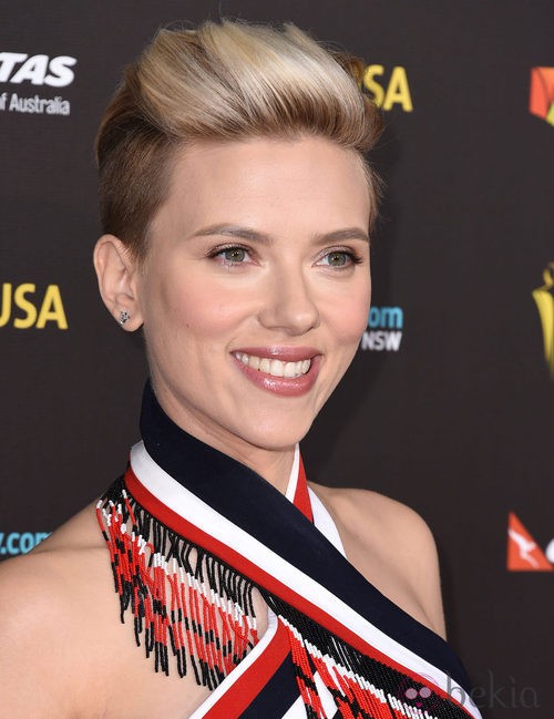 Scarlett Johansson luciendo su nuevo corte de pelo en la gala G'Day USA 2015 