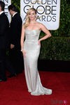 Reese Witherspoon con el pelo a un lado en la alfombra roja de los Globos de Oro 2015