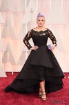 Kelly Osbourne luce su melena morada rapada en la alfombra roja