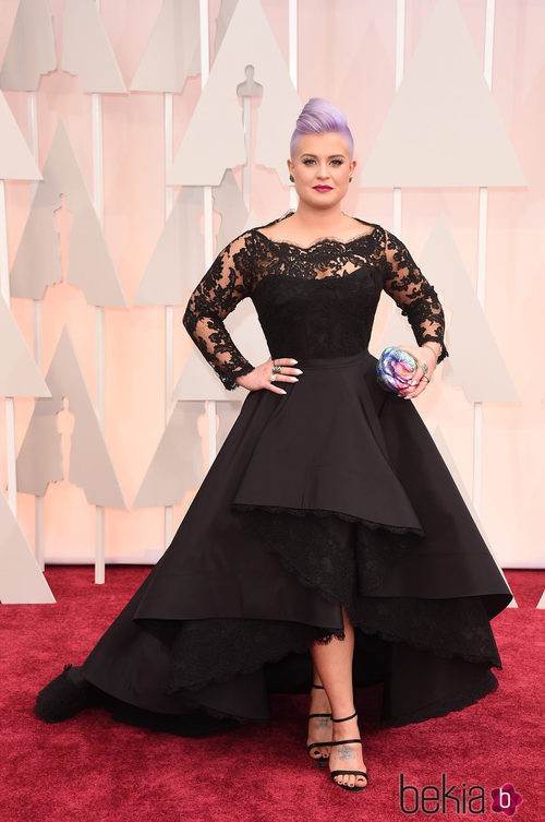 Kelly Osbourne luce su melena morada rapada en la alfombra roja