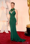 Scarlett Johansson con los dos lados de su melena rapados en la alfombra roja