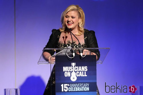 Kelly Clarkson con un lado de su melena rapado