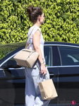 Katie Holmes con la melena recogida en un moño rápido y muy casero