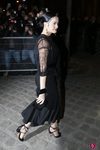 Katy Perry con la melena recogida en un moño y maquillaje vamp