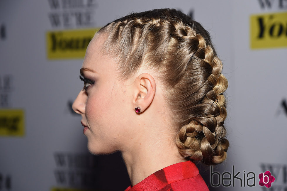 Amanda Seyfried con un costoso recogido de trenzas en la premiére de 'While we're young' 