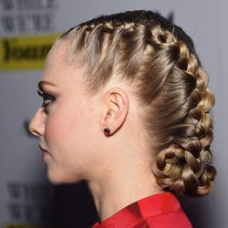 Amanda Seyfried con un costoso recogido de trenzas en la premiére de 'While we're young' 