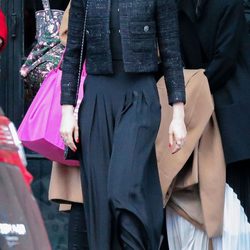 Lily Collins con un look repeinado por las calles de Nueva York