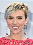 Scarlett Johansson se decanta por el colorete rosa y las sombras bronce en los MTV Movie Awards