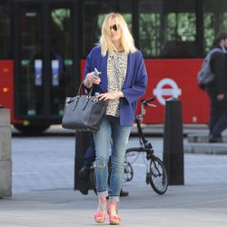 Fearne Cotton con la melena despeinada y con raíces negras