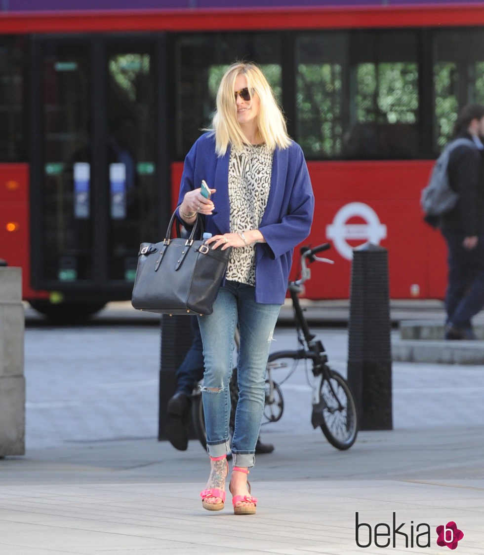 Fearne Cotton con la melena despeinada y con raíces negras