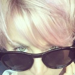 Kaley Cuoco se une al color de pelo rosa