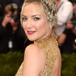 Kate Hudson con un tocado dorado en la Gala del Met 2015