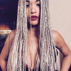 Rita Ora llena su cabello de trenzas