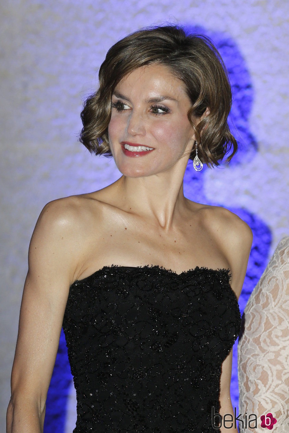 La Reina Letizia con maquillaje rosado y labios rojos en su visita a Tegucigalpa