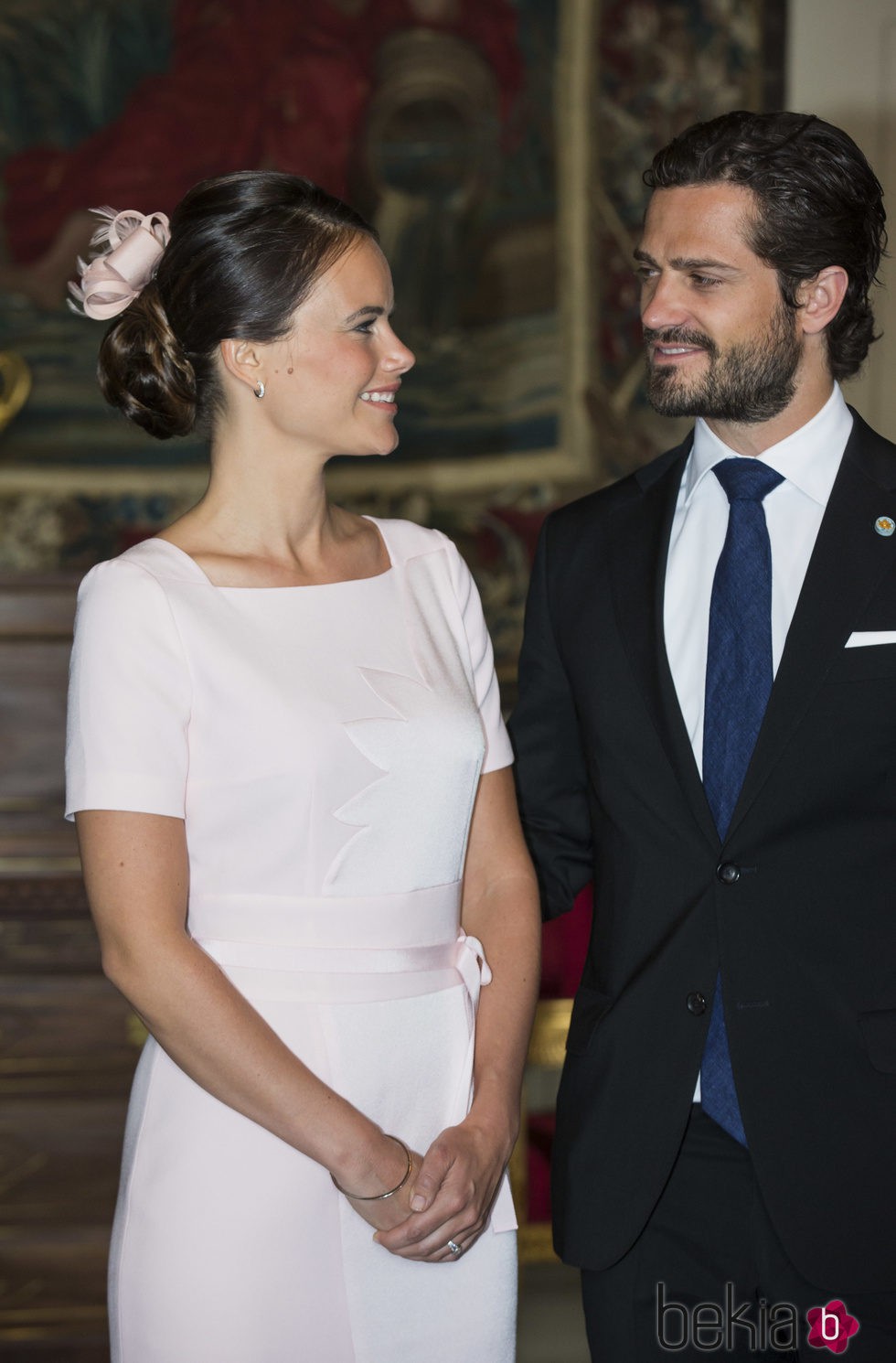 Sofía Hellqvist con un moño decorado con un lazo nude