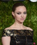 Amanda Seyfried con un maquillaje de ojos ahumados en los Premios Tony 2015