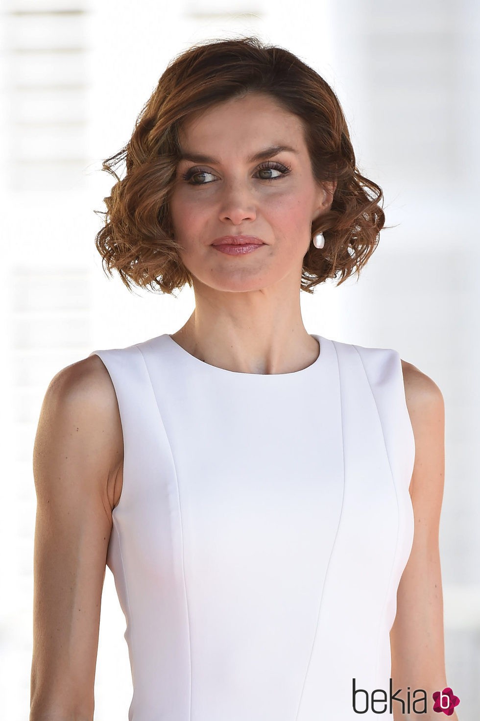 La Reina Letizia con la melena corta peinada con unas pequeñsa ondas con movimiento