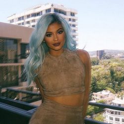 Kylie Jenner se tiñe la melena de azul