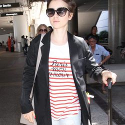 Lily Collins sin maquillaje y cubriéndose los ojos con una grandes gafas de sol