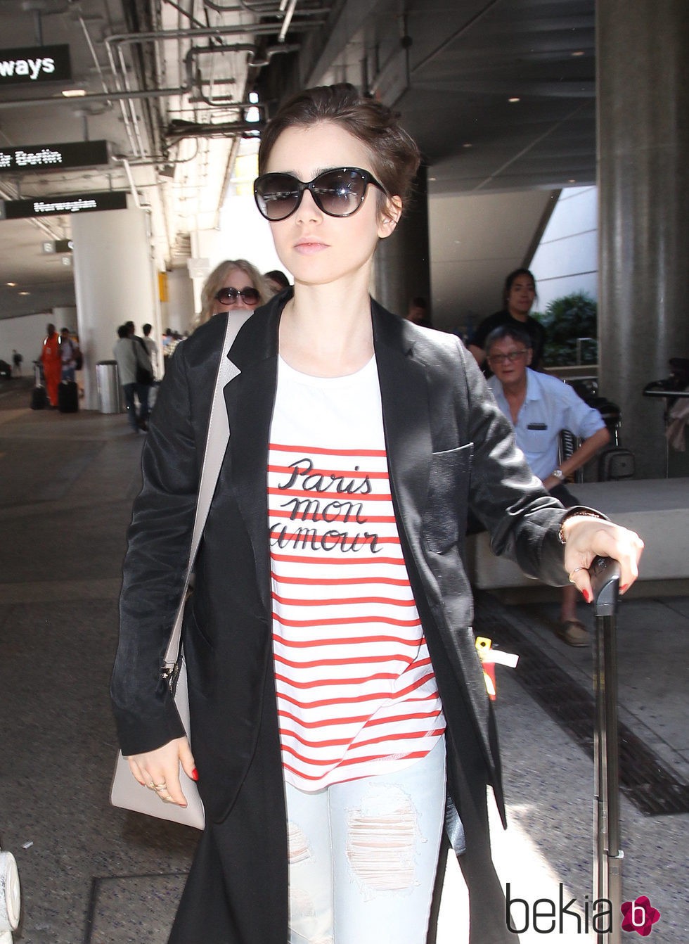 Lily Collins sin maquillaje y cubriéndose los ojos con una grandes gafas de sol
