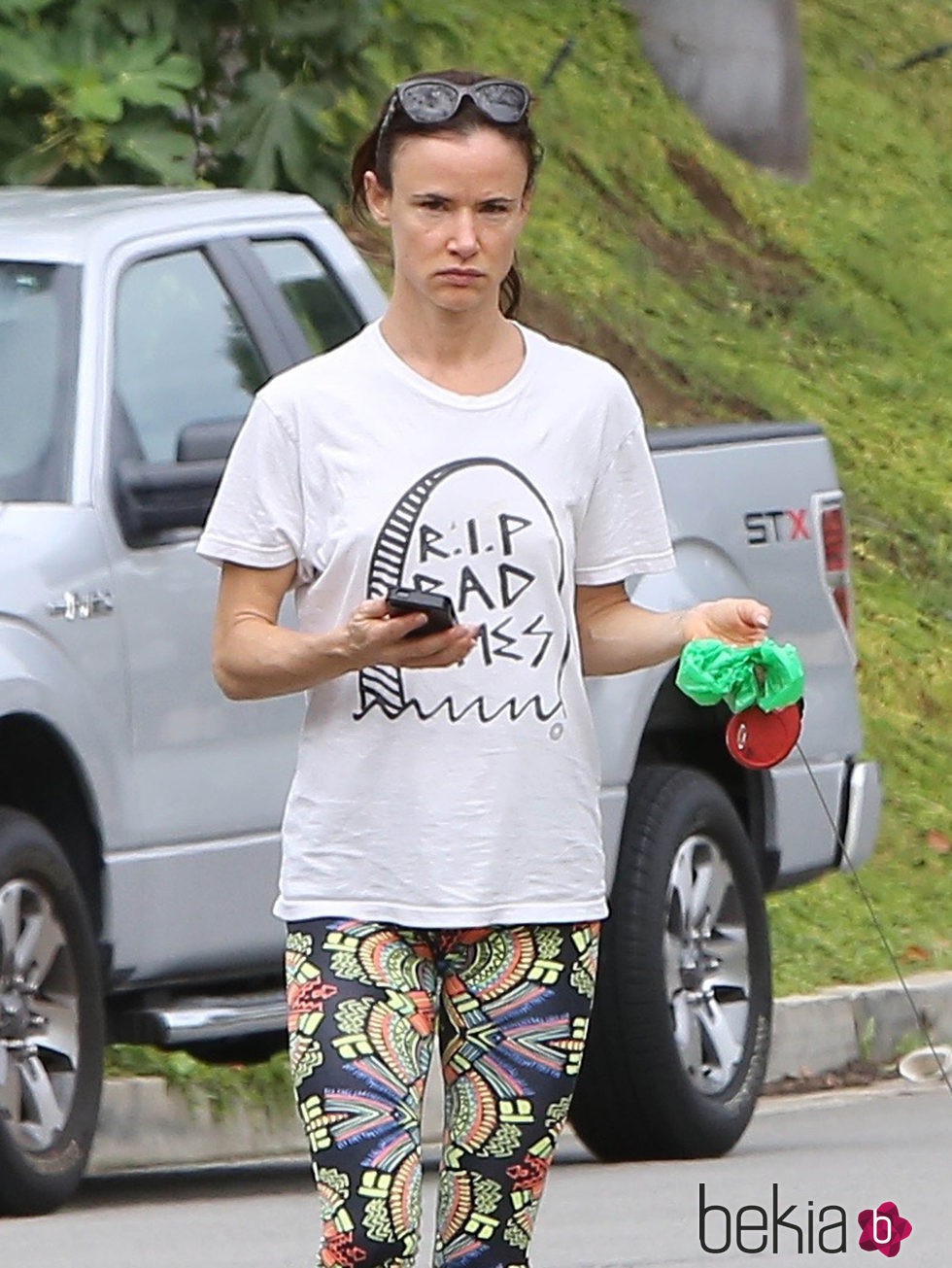 Juliette Lewis sin maquillaje y con coleta baja para pasear a su perro