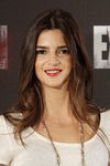 Clara Lago con un carmín rojo en la presentación de la película 'Extinción'
