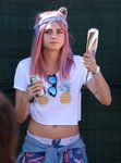 Cara Delevingne con su melena rosa
