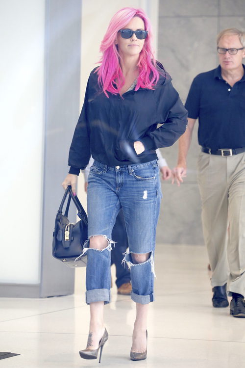 Jenny McCarthy se suma a la moda del pelo rosa