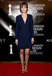 Dakota Johnson con el flequillo despeinado sobre la alfombra roja