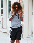 Rihanna tapándose la cara con su melena