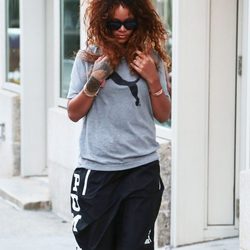 Rihanna tapándose la cara con su melena