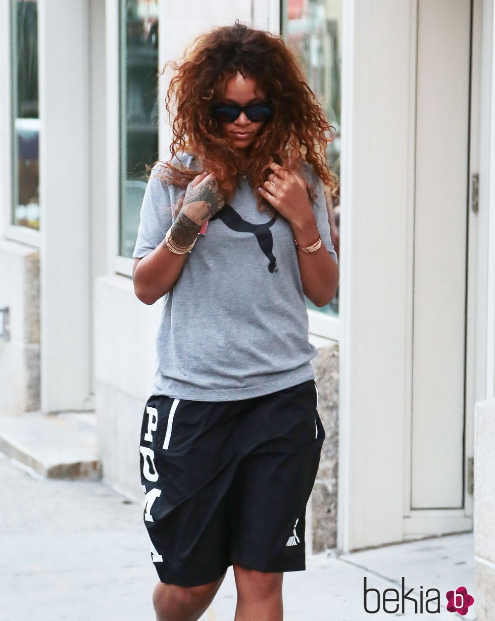 Rihanna tapándose la cara con su melena
