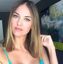 Helen Lindes luce nueva melena