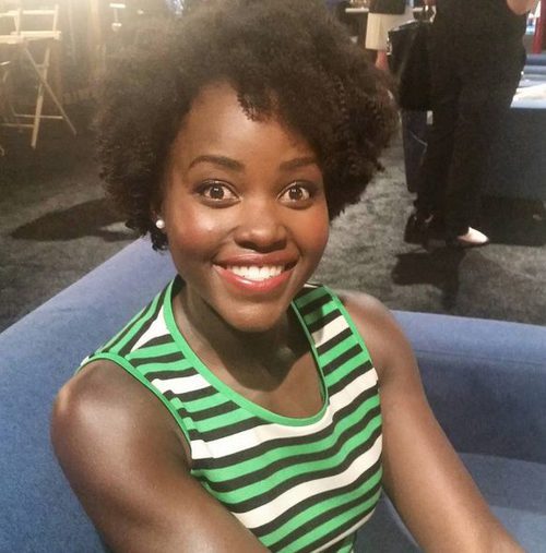 Lupita Nyong'o nueva look con melena rizada