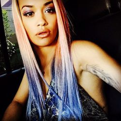 Rita Ora pelo multicolor 