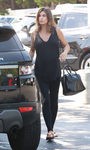 Elisabetta Canalis con la cara lavada haciendo recados por Beverly Hills