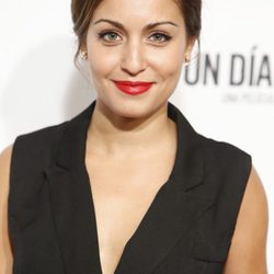 Hiba Abouk radiante con sus labios rojos y su mirada pronunciada