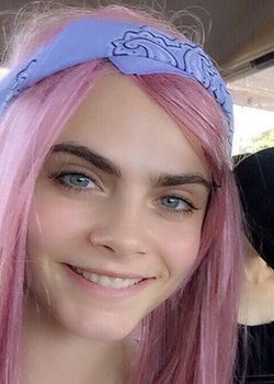 Cara Delevingne se unió a la moda del pelo rosa