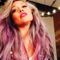 Hilary Duff sorprende tiñéndose de rosa