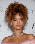 Rihanna acentúa su mirada a través de sus ojos