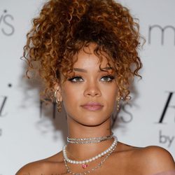 Rihanna acentúa su mirada a través de sus ojos