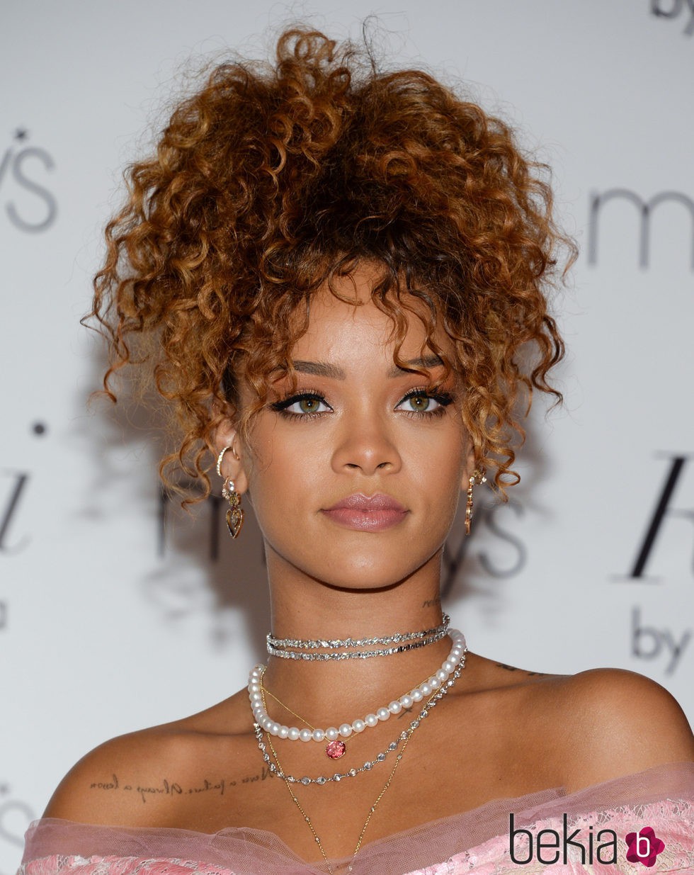 Rihanna acentúa su mirada a través de sus ojos