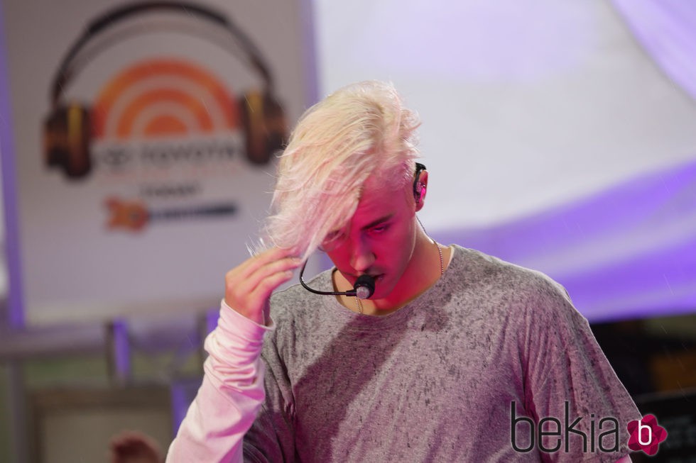 Justin Bieber luce flequillo largo con un nuevo color de pelo