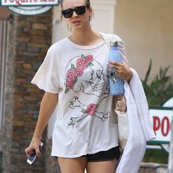 Kaley Cuoco con el pelo recogido en un moño casero al salir de una clase de yoga