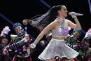 Katy Perry con la melena hecha trenzitas