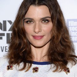 Rachel Weisz con una melena midi despeinada en el estreno de 'The Lobster'